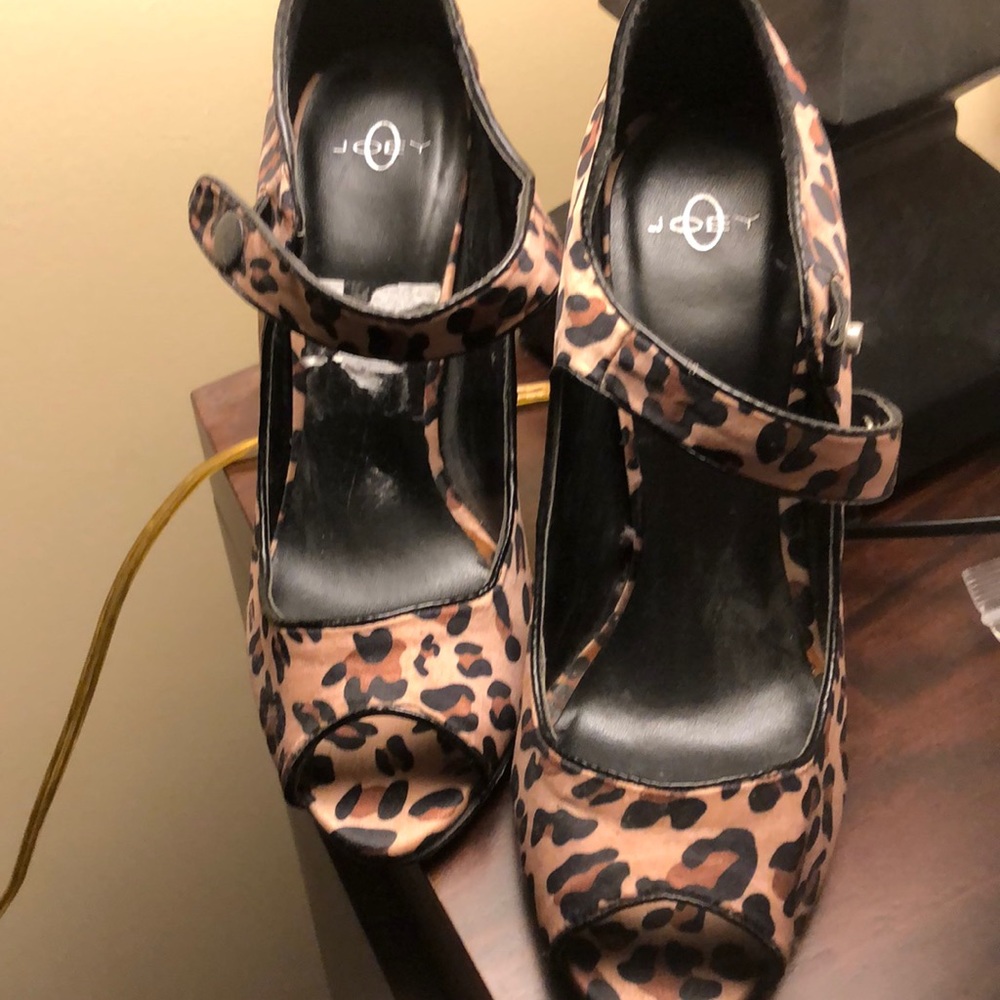 Leopard pumps
